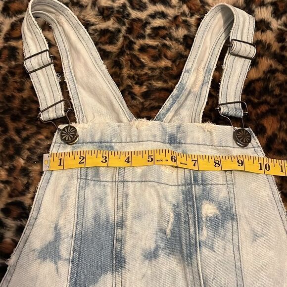 Show Me Your Mumu Georgia Tide Wash Blue Distressed Denim Raw Hem Shorta… - Picture 8 of 11